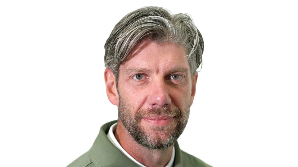paragon stephen lester headshot.jpg comp
